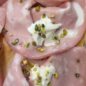 Mortadella, burrata e granella di pistacchio